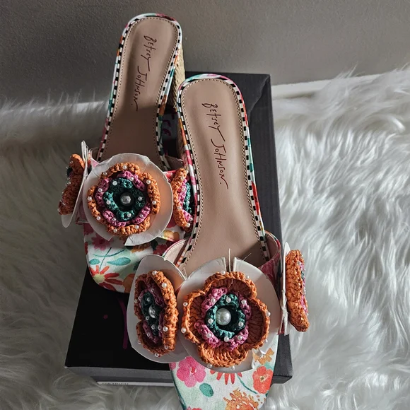 Betsy Johnson Black Box - Picture 2 of 7